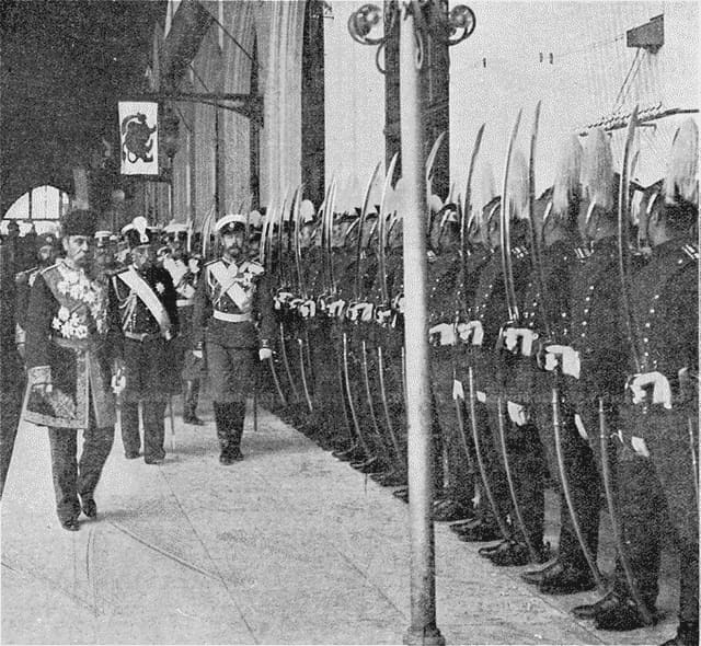 Nicholas II and Mozaffar ad-Din Shah at Peterhof station, August 1905 (photo K. Bulla)